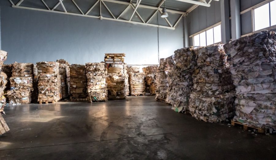 Interior de una nave con residuos de papel y cartón
